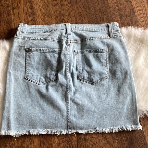 ⭐️
NWOT. DENIM SKIRT. O2 Denim made in Hollywood USA. Size Medium. - Picture 4 of 5